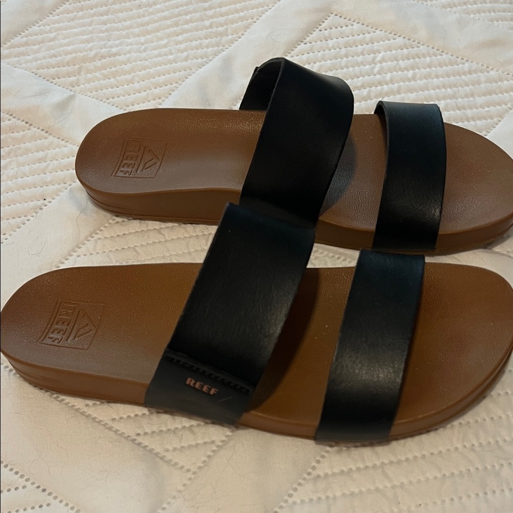 Reef Dual-Tone Black and Tan Slides